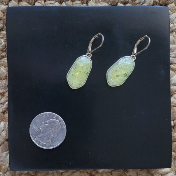 Gold tone green crackle dangle earrings - Picture 1 of 3